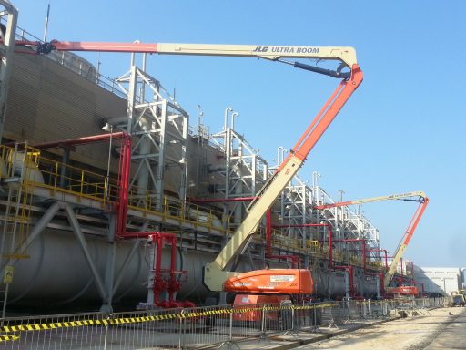 Plataforma industrial con grúas y tanques en un entorno despejado.