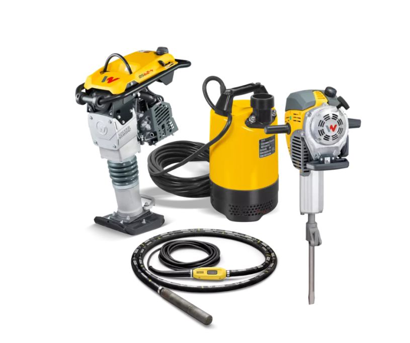 Equipo de construcción: martillo neumático, vibrador de concreto y bomba de agua.